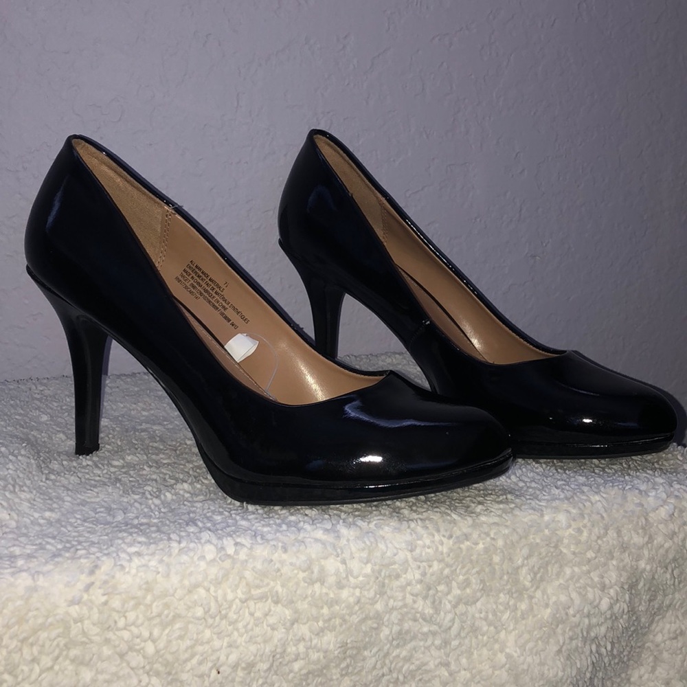 BRAND NEW Black Pumps